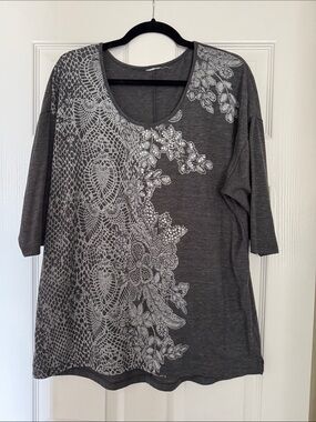Source Unknown Gray Scoop Neck Top with White Floral Lace Print